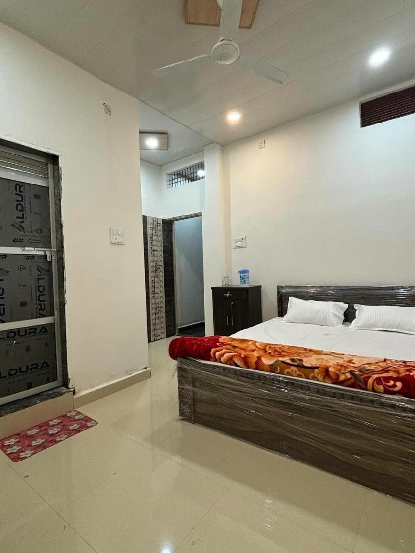 Madhuri Guest House Βαρανάσι Εξωτερικό φωτογραφία