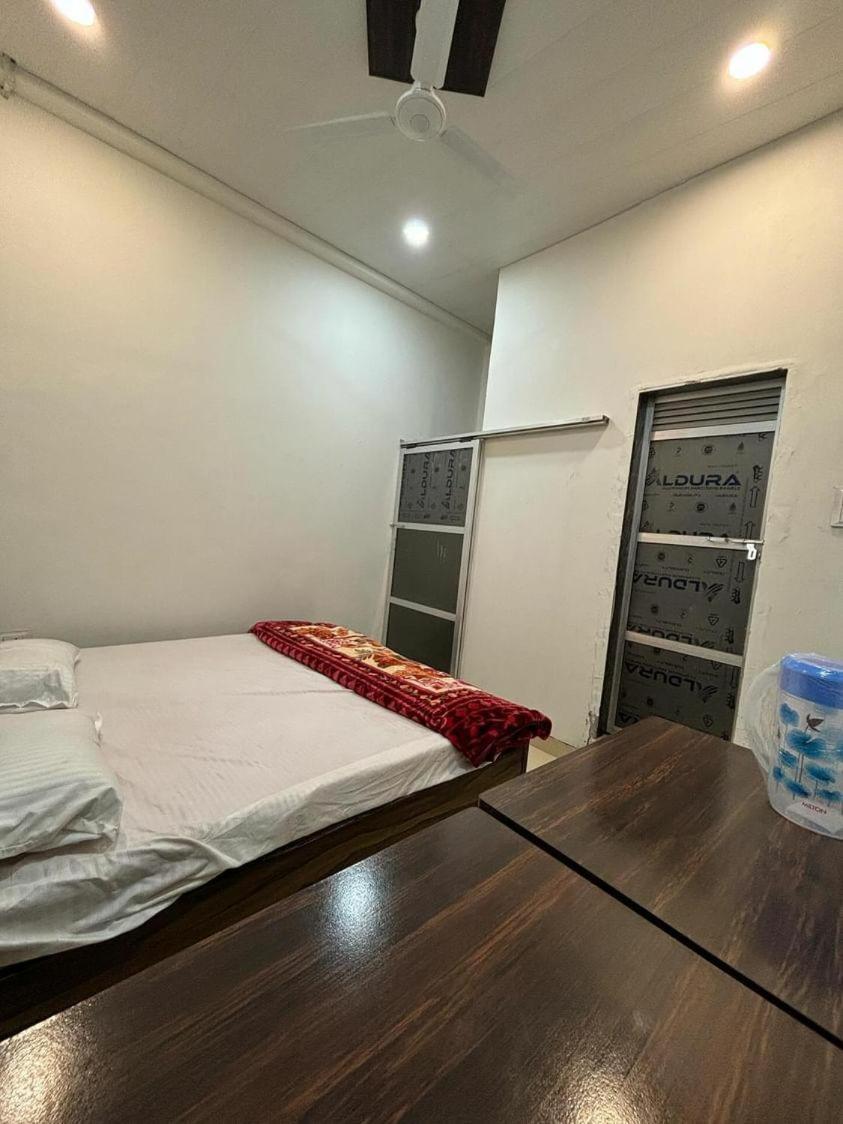 Madhuri Guest House Βαρανάσι Εξωτερικό φωτογραφία